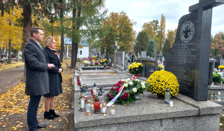 Zielonka - Burmistrz i Sekretarz Miasta złożyli wieńce