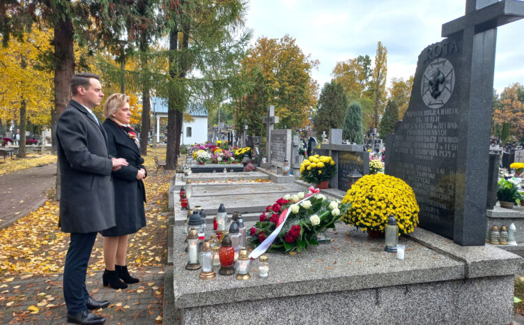 Zielonka - Burmistrz i Sekretarz Miasta złożyli wieńce