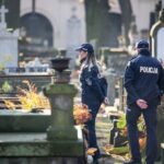Bezpieczne wizyty na cmentarzach. Policja radzi, jak uniknąć świątecznych rozczarowań