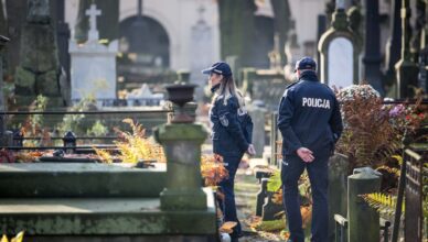 Bezpieczne wizyty na cmentarzach. Policja radzi, jak uniknąć świątecznych rozczarowań