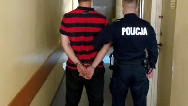 STRZELAŁ DO SAMOCHODÓW ORAZ RZUCAŁ KAMIENIAMI I KOKTAJLEM MOŁOTOWA