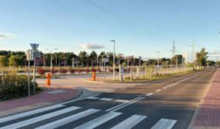 POTRĄCENIE PIESZEJ NA PRZEJŚCIU - POLICJANCI APELUJĄ O OSTROŻNOŚĆ