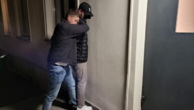 WŁAMYWAŁ SIĘ DO SAMOCHODÓW I JE OKRADAŁ