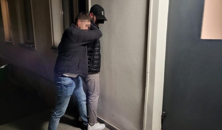 WŁAMYWAŁ SIĘ DO SAMOCHODÓW I JE OKRADAŁ