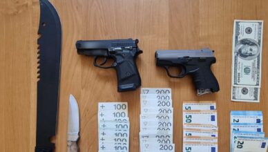 BYŁ POSZUKIWANY I NIELEGALNIE POSIADAŁ BROŃ, TRAFIŁ DO ZAKŁADU KARNEGO