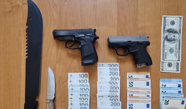 BYŁ POSZUKIWANY I NIELEGALNIE POSIADAŁ BROŃ, TRAFIŁ DO ZAKŁADU KARNEGO