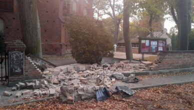 CHWILA NIEUWAGI KOSZTOWAŁA GO 5000 ZŁ. KIEROWCA CIĘŻAROWEJ SCANII USZKODZIŁ OGRODZENIE ZABYTKOWEGO KOŚCIOŁA