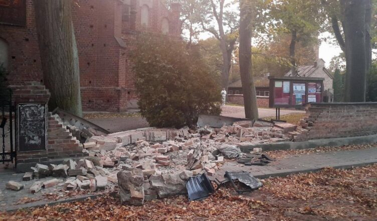 CHWILA NIEUWAGI KOSZTOWAŁA GO 5000 ZŁ. KIEROWCA CIĘŻAROWEJ SCANII USZKODZIŁ OGRODZENIE ZABYTKOWEGO KOŚCIOŁA