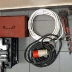 KRADLI AKUMULATORY, PALIWO I PRZEWODY ELEKTRYCZNE Z POJAZDÓW CIĘŻAROWYCH. ZOSTALI ZATRZYMANI NA GORĄCYM UCZYNKU