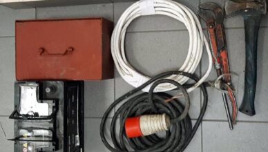 KRADLI AKUMULATORY, PALIWO I PRZEWODY ELEKTRYCZNE Z POJAZDÓW CIĘŻAROWYCH. ZOSTALI ZATRZYMANI NA GORĄCYM UCZYNKU
