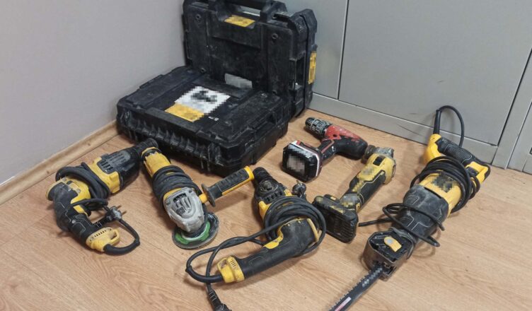 KRADLI ELEKTRONARZĘDZIA Z GARAŻY I BUSÓW. ZOSTALI ZATRZYMANI PRZEZ PŁOŃSKICH KRYMINALNYCH