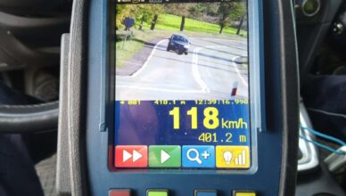 NA LICZNIKU 118 KM/H, W SYSTEMIE ZAKAZ PROWADZENIA POJAZDAMI, A W ORGANIZMIE 3,5 PROMILA ALKOHOLU. 53-LATEK ZATRZYMANY PO POLICYJNYM POŚCIGU