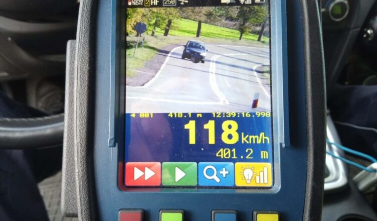 NA LICZNIKU 118 KM/H, W SYSTEMIE ZAKAZ PROWADZENIA POJAZDAMI, A W ORGANIZMIE 3,5 PROMILA ALKOHOLU. 53-LATEK ZATRZYMANY PO POLICYJNYM POŚCIGU