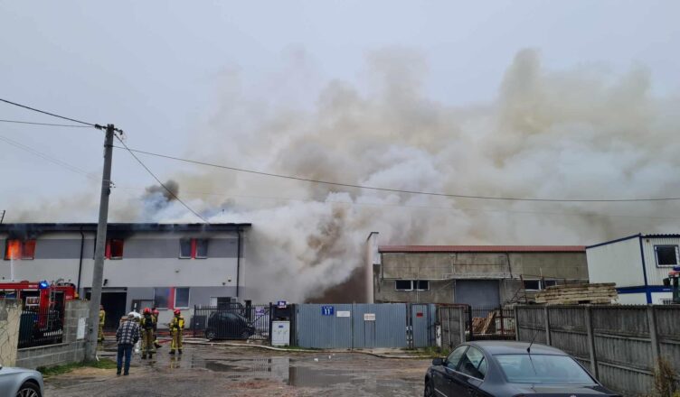 Pożar zakładu lakierniczego w Słupnie