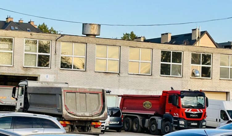 Młoda kobieta potrącona przez wywrotkę. W bardzo ciężkim stanie trafiła do szpitala.