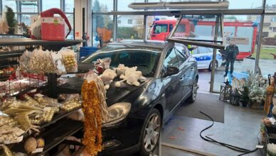 Kierowca wjechał do sklepu w galerii handlowej