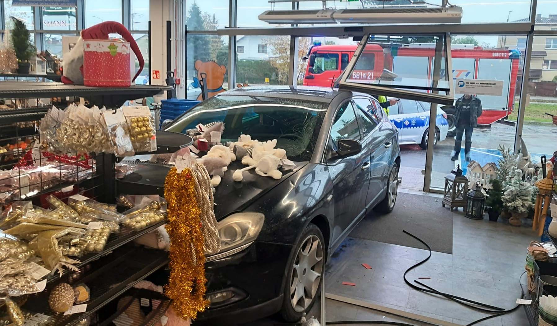 Kierowca wjechał do sklepu w galerii handlowej