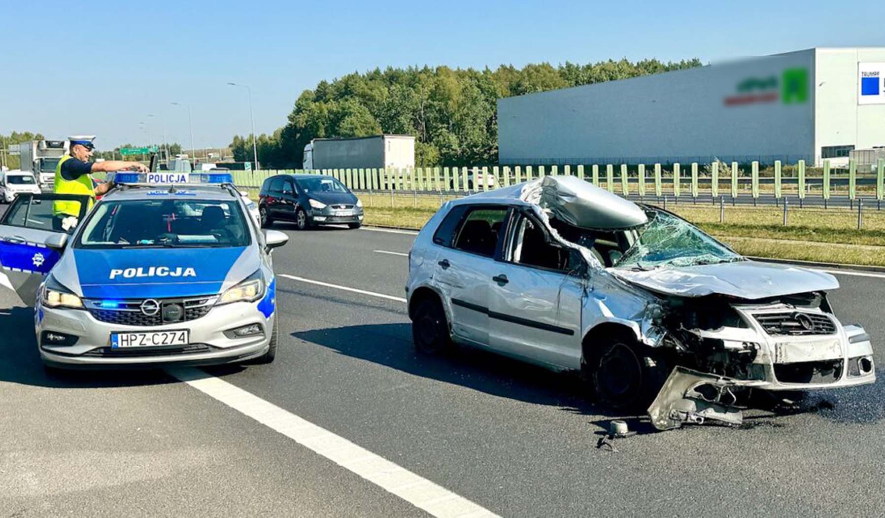 Obywatel Gruzji, bez prawa jazdy wbił się pod pojazd dostawczy na trasie S8.