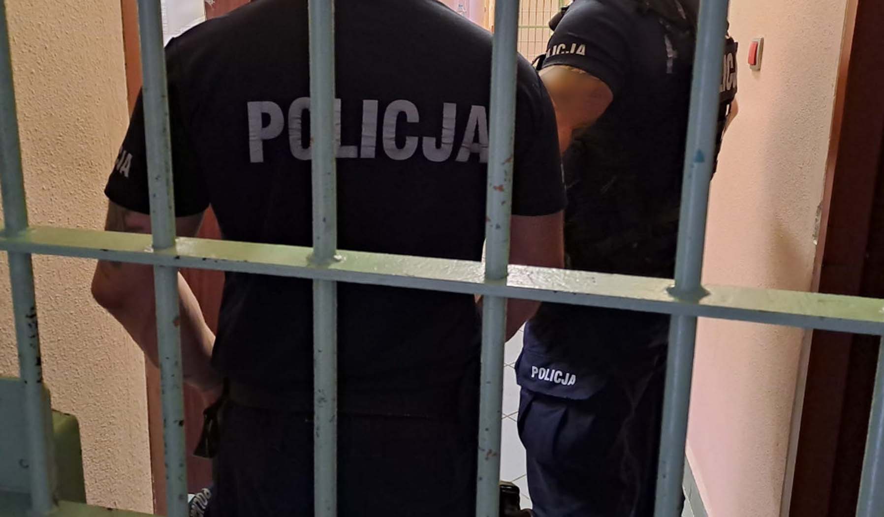 Oblany benzyną z zapalniczką w ręku groził, że podpali siebie i partnerkę. Agresor został zatrzymany
