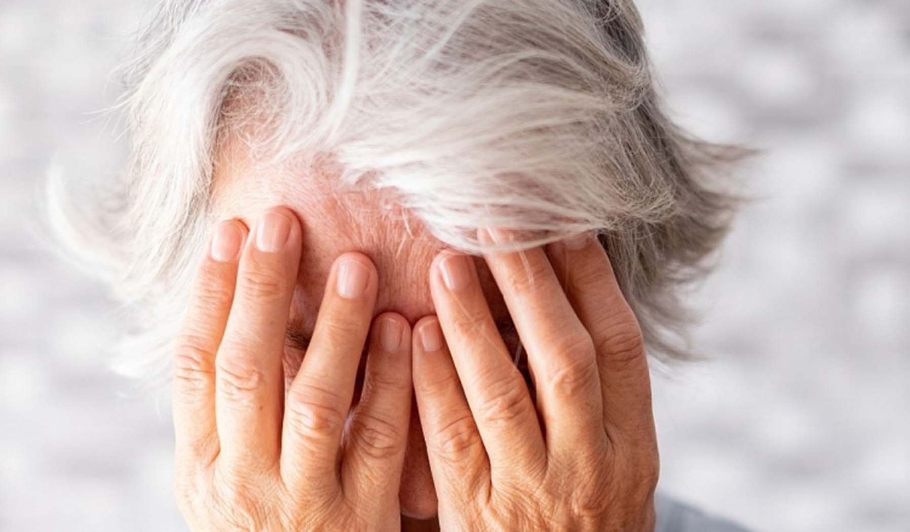 Chciały szklankę wody, a okradły seniorkę