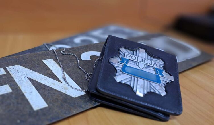 JEŹDZILI SAMOCHODEM NA KRADZIONYCH TABLICACH