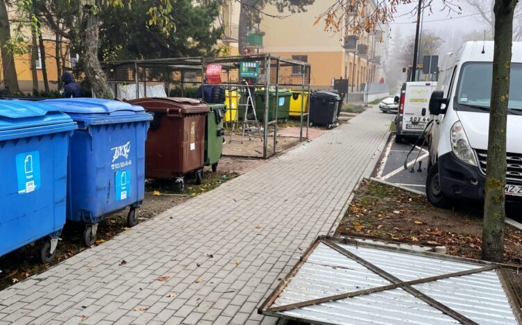 Zielonka - ruszyły prace przy budowie nowych wiat w osiedlu Długa