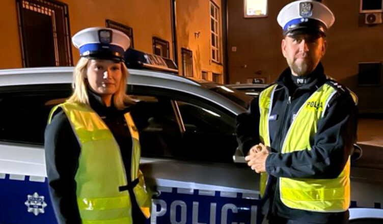 POLICJANCI Z „DROGÓWKI” POMOGLI SZYBKO I BEZPIECZNIE DOTRZEĆ DO SZPITALA RODZĄCEJ KOBIECIE