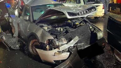 Wypadek z udziałem nietrzeźwego kierowcy. Dwie osoby ranne, zniszczone cztery pojazdy