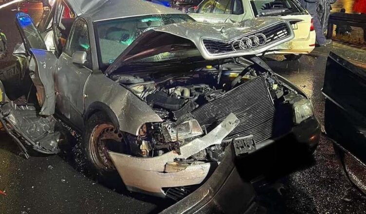 Wypadek z udziałem nietrzeźwego kierowcy. Dwie osoby ranne, zniszczone cztery pojazdy