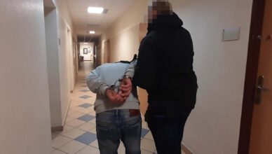 Wręczył portfel z pieniędzmi mówiąc „puśćcie mnie wolno, nie róbcie problemów”