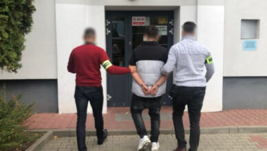 Skatowali i okradli 20-letniego studenta. Policjanci z Mokotowa namierzyli 3 oprawców