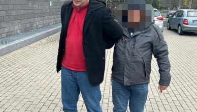 2 zatrzymanych tymczasowo aresztowanych za kradzieże metodą "na koło"