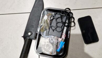 Uzbrojony w kastety rzucił się na policjantów