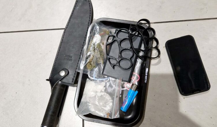 Uzbrojony w kastety rzucił się na policjantów