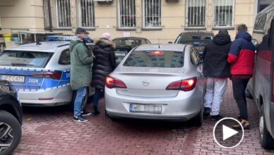 Próbowali wyskoczyć przez okno, kiedy policjanci otoczyli dom