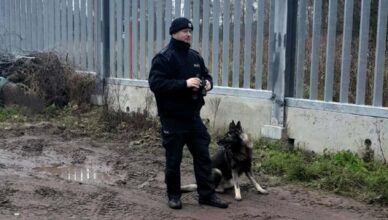 Ostrowski policjant wraz ze swoim czworonożnym kompanem