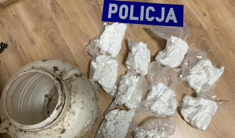 Policjanci ujawnili ponad 12 kilogramów narkotyków. Zatrzymano 4 osoby, w tym dilerów i narkotykowego kuriera.