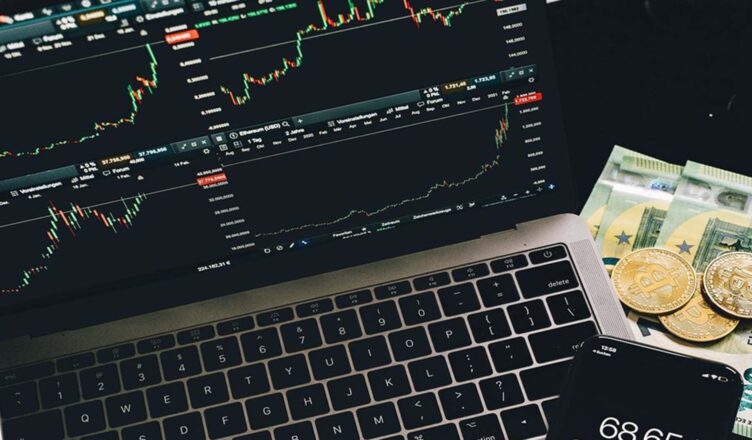 Miał zyskać na inwestycjach w kryptowaluty, a stracił ponad 70 tys. złotych. Policjanci ostrzegają przed oszustami!