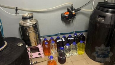 W tajnym pomieszczeniu za ścianą prowadził produkcje alkoholu