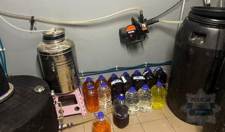 W tajnym pomieszczeniu za ścianą prowadził produkcje alkoholu