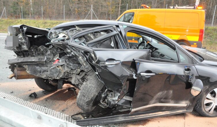 Zderzenie 3 osobówek na ósemce