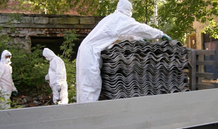 Azbest znika z Tłuszcza. 150 ton odpadów bezpiecznie usunięte dzięki dofinansowaniu