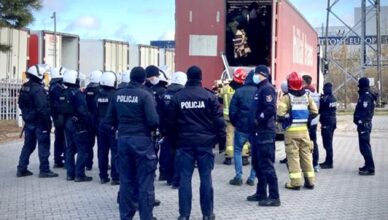 Grupa imigrantów odnaleziona w naczepie ciężarówki
