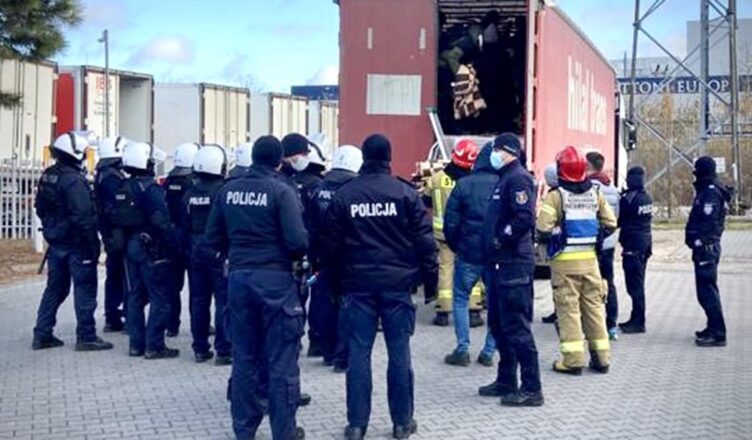 Grupa imigrantów odnaleziona w naczepie ciężarówki