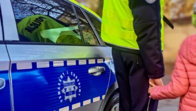 POLICJANCI POMOGLI ZAGUBIONEMU NA CMENTARZU 5-LATKOWI