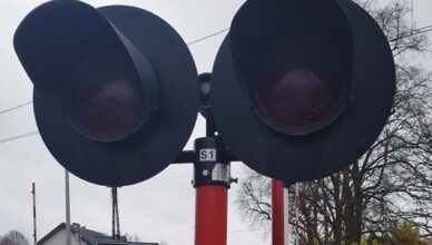 Niebezpieczne zachowanie na przejeździe kolejowym
