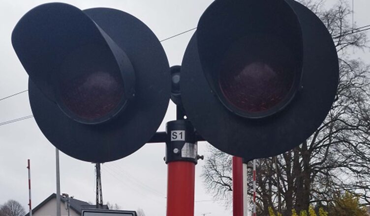 Niebezpieczne zachowanie na przejeździe kolejowym