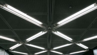 Oświetlenie przemysłowe kiedyś i dziś – jak zmienił się na nie pogląd na przestrzeni lat?