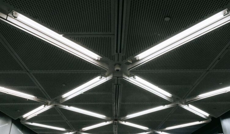 Oświetlenie przemysłowe kiedyś i dziś – jak zmienił się na nie pogląd na przestrzeni lat?