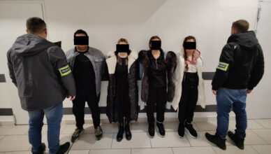 W okresie przedświątecznym kieszonkowcy nie próżnują. Policjanci WWP depczą im po piętach